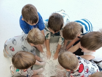 Zabawy sensoryczne ze sztucznym śniegiem w grupie „Średniaków” - zdjęcie6