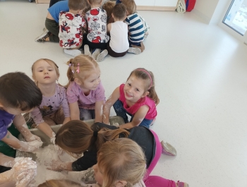 Zabawy sensoryczne ze sztucznym śniegiem w grupie „Średniaków” - zdjęcie5