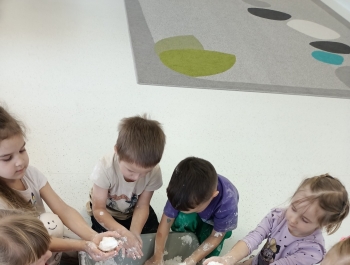 Zabawy sensoryczne ze sztucznym śniegiem w grupie „Średniaków” - zdjęcie4