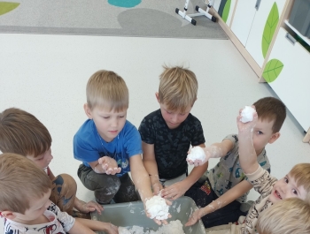 Zabawy sensoryczne ze sztucznym śniegiem w grupie „Średniaków” - zdjęcie3