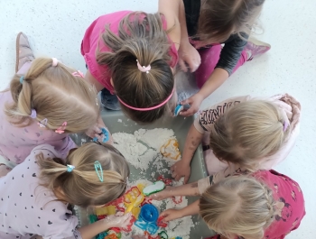 Zabawy sensoryczne ze sztucznym śniegiem w grupie „Średniaków” - zdjęcie2