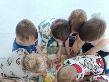 Zabawy sensoryczne ze sztucznym śniegiem w grupie „Średniaków” - zdjęcie1