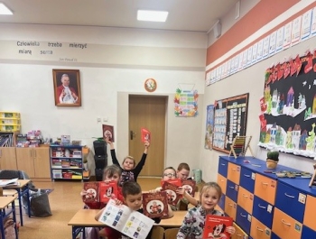 Wielka Książka – Mały Człowiek: Pierwszoklasiści odkrywają świat książek. - zdjęcie3