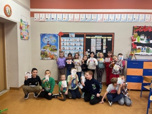 Wielka Książka – Mały Człowiek: Pierwszoklasiści odkrywają świat książek.