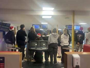 Mikołajkowy Strike! Wyjazd 7. i 8. klasy do kręgielni - zdjęcie3