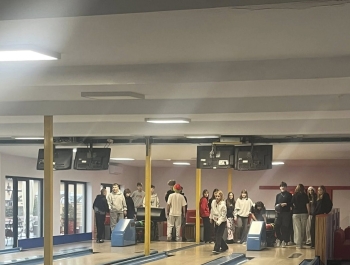 Mikołajkowy Strike! Wyjazd 7. i 8. klasy do kręgielni - zdjęcie1