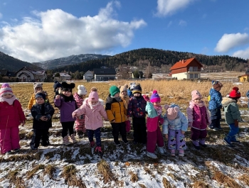 Przedszkolaki dokarmiają zwierzęta zimą. - zdjęcie3
