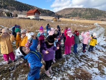 Przedszkolaki dokarmiają zwierzęta zimą. - zdjęcie1