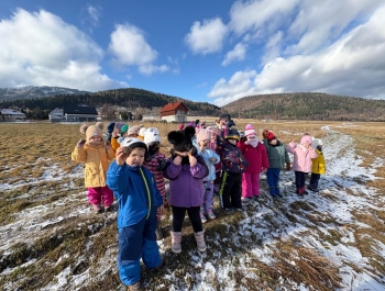 Przedszkolaki dokarmiają zwierzęta zimą. - zdjęcie2