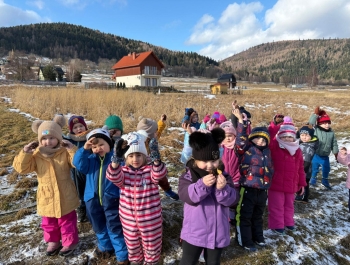 Przedszkolaki dokarmiają zwierzęta zimą. - zdjęcie4