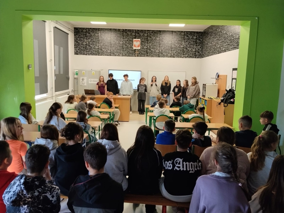 Cześć i chwała bohaterom – szkolny apel o Żołnierzach Niezłomnych.