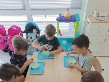 Warsztaty Slime w przedszkolu - zdjęcie5