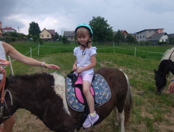 Poniedziałkowe atrakcje w przedszkolu - zdjęcie4