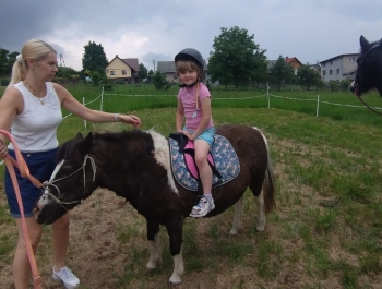 Poniedziałkowe atrakcje w przedszkolu - zdjęcie6