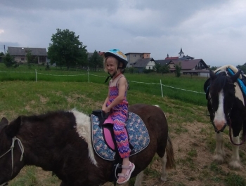 Poniedziałkowe atrakcje w przedszkolu - zdjęcie5