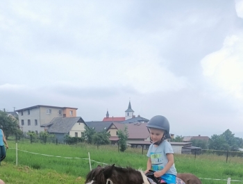 Poniedziałkowe atrakcje w przedszkolu - zdjęcie12
