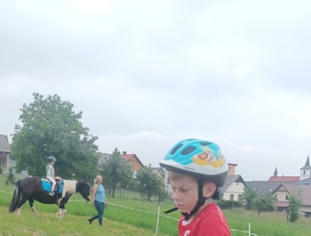 Poniedziałkowe atrakcje w przedszkolu - zdjęcie11