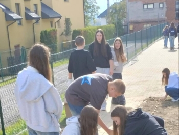Wielka akcja sadzenia roślin w naszym ogrodzie. - zdjęcie3