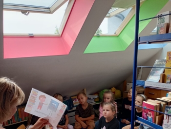 Wizyta w bibliotece przedszkolaków grupa 