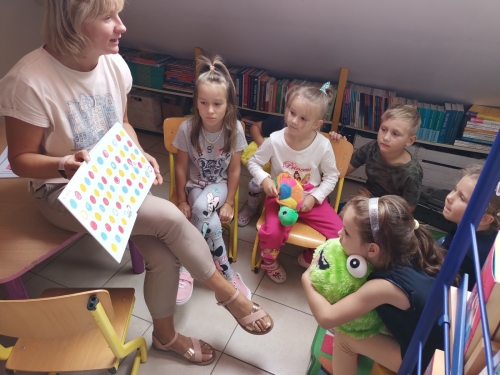 Wizyta w bibliotece przedszkolaków grupa 