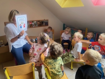 Wizyta grupy Średniaków w szkolnej bibliotece. (NPRCZ) - zdjęcie1