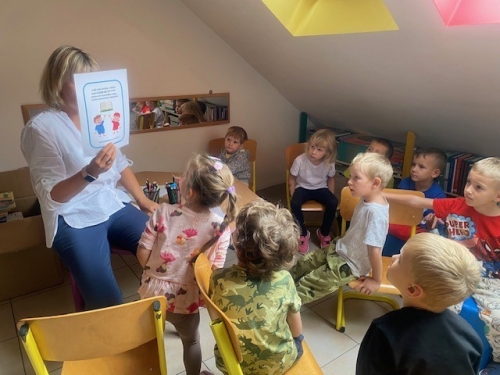 Wizyta grupy Średniaków w szkolnej bibliotece. (NPRCZ)