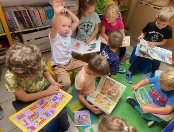 Wizyta grupy Średniaków w szkolnej bibliotece. (NPRCZ) - zdjęcie2