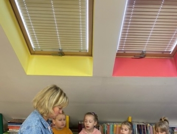 Odwiedziny pierwszoklasistów w szkolnej bibliotece. - zdjęcie1