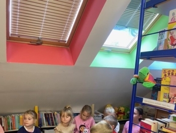 Odwiedziny pierwszoklasistów w szkolnej bibliotece. - zdjęcie2