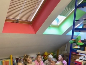 Odwiedziny pierwszoklasistów w szkolnej bibliotece. - zdjęcie3