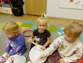 Dodatkowe zajęcia w przedszkolu z Panią Lucyną z rytmiki oraz zajęcia z angielskiego- 
