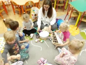Dodatkowe zajęcia w przedszkolu z Panią Lucyną z rytmiki oraz zajęcia z angielskiego- 