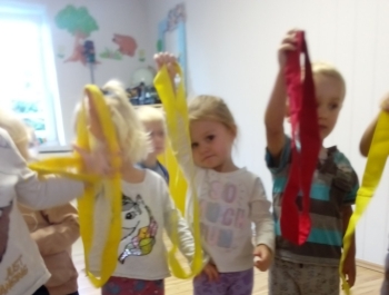 Dodatkowe zajęcia w przedszkolu z Panią Lucyną z rytmiki oraz zajęcia z angielskiego- 