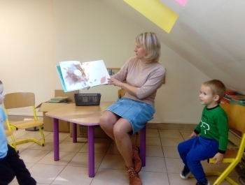 Odwiedziny grupy Maluszków w bibliotece (NPRCZ)_2