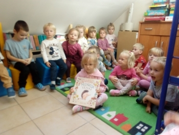 Odwiedziny grupy Maluszków w bibliotece (NPRCZ)_1