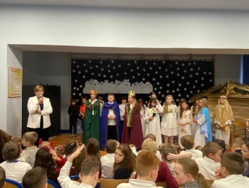 Magiczne Jasełka w Słotwinie – świąteczne chwile pełne wzruszeń - zdjęcie9