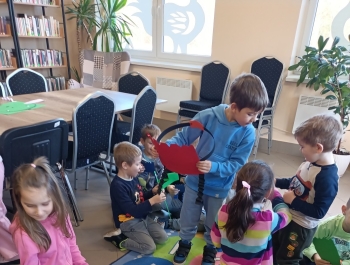 Przedszkolaki z wizytą w bibliotece. (NPRCZ) - zdjęcie8