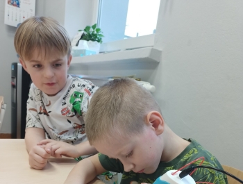 Walentynkowe zajęcia w grupie „0”  zdjęcie 4