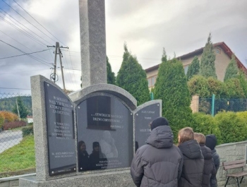 Płomień pamięci – hołd dla zmarłych. Samorząd Uczniowski. - zdjęcie2