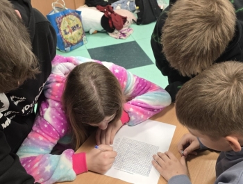 Noc Bibliotek - Książki, zagadki i latarki, czyli szóstoklasiści w akcji! - zdjęcie3