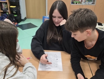 Noc Bibliotek - Książki, zagadki i latarki, czyli szóstoklasiści w akcji! - zdjęcie5