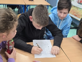 Noc Bibliotek - Książki, zagadki i latarki, czyli szóstoklasiści w akcji! - zdjęcie6