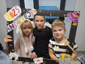 Wróżby, konkursy i taneczna zabawa – Andrzejki 2025 - zdjęcie1