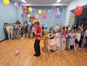 Wróżby, konkursy i taneczna zabawa – Andrzejki 2025 - zdjęcie2