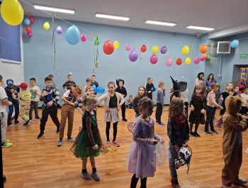 Wróżby, konkursy i taneczna zabawa – Andrzejki 2025 - zdjęcie3