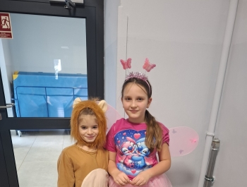 Wróżby, konkursy i taneczna zabawa – Andrzejki 2025 - zdjęcie4